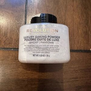 Revolution luxury baking powder
Cuite deluxe ghost/famtome new/Unopened
1.23 Oz